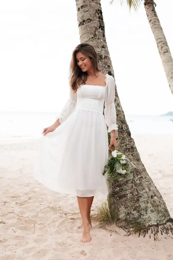 modelo de vestido de noiva simples curto para casamento na praia