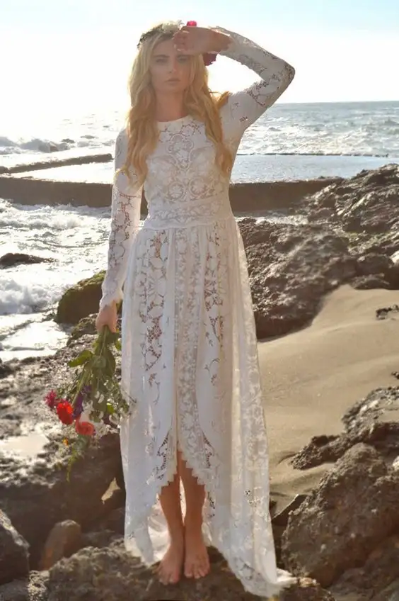 Modelo de vestido simples de noiva todo em renda para casamento na praia