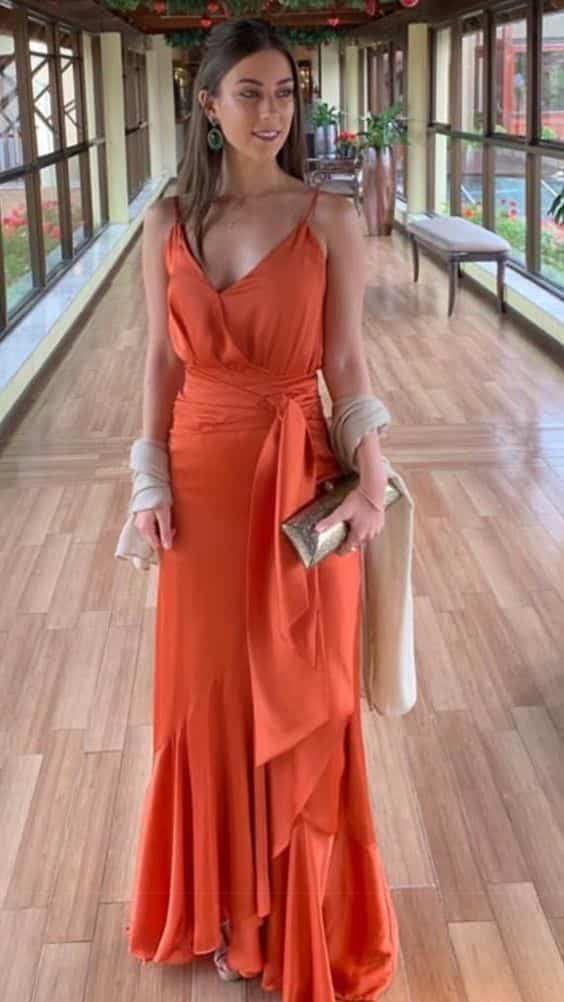 vestido laranja com cintura marcada para look para casamento a tarde