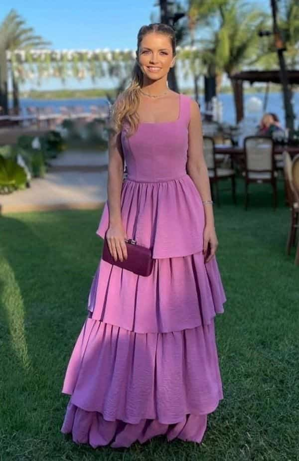 Dicas de look para casamento a tarde com vestido lilás todo em camadas