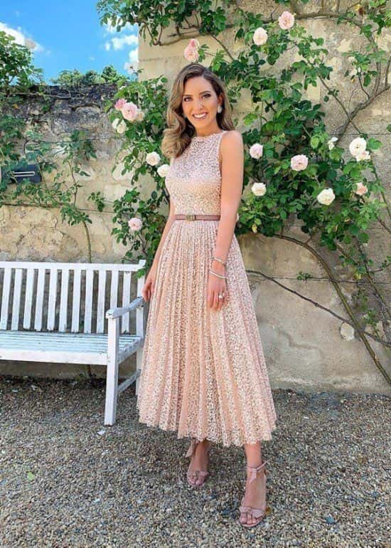 look para casamento a tarde com vestido midi romântico 