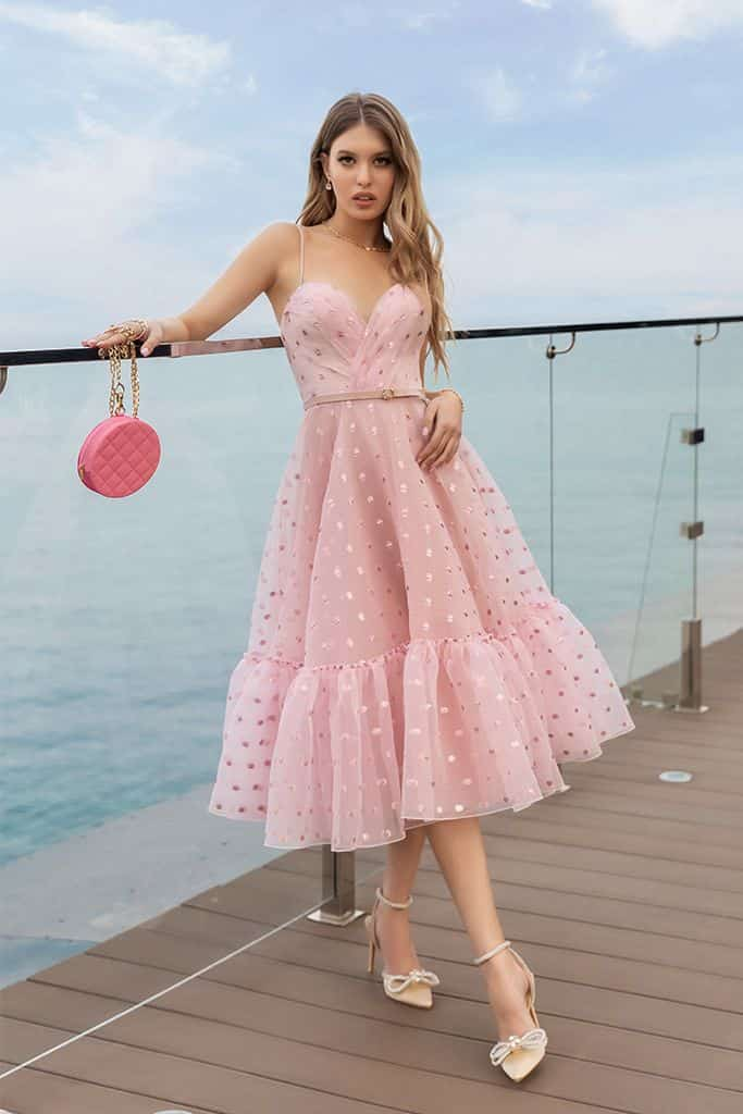 vestido midi rosa como look para casamento a tarde ao ar livre