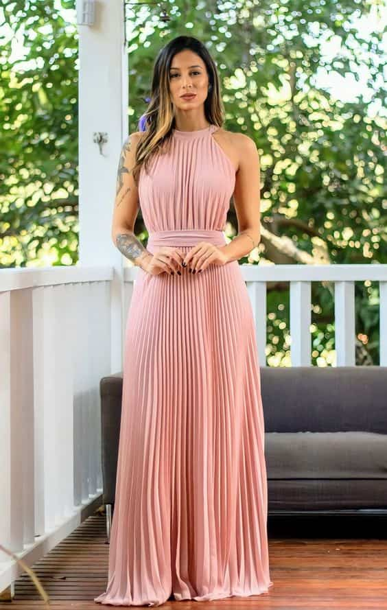 ideia de looks para casamento a tarde ao ar livre com vestido rosa plissado