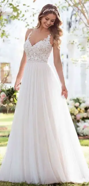 Lindo vestido simples de noiva longo com decote rendado