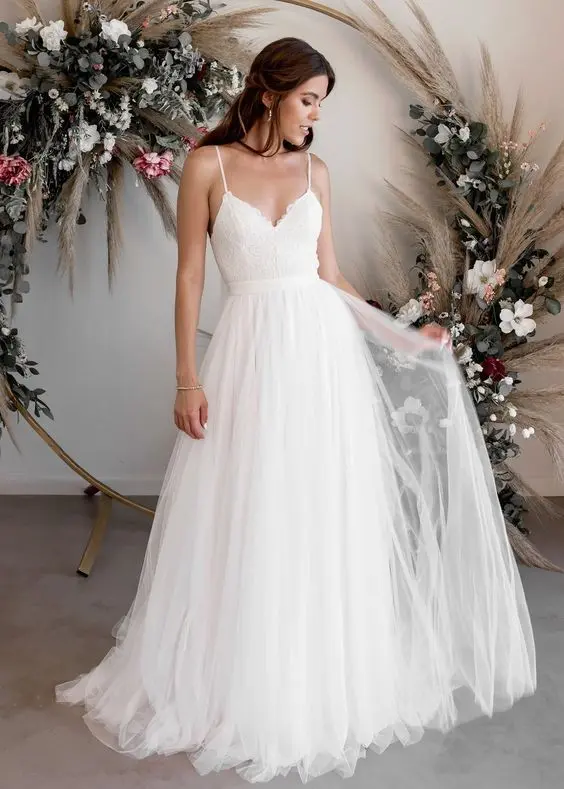 Lindo modelo de vestido simples de noiva longo com tule e topo de alças