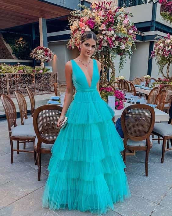 ideia de look para casamento em chácara à tarde com vestido verde água em camadas