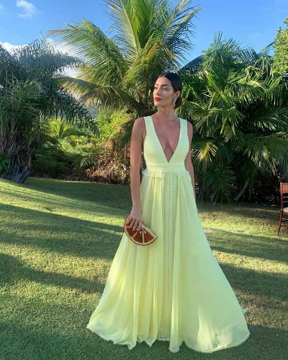 vestido amarelo claro como look para casamento em chácara à tarde