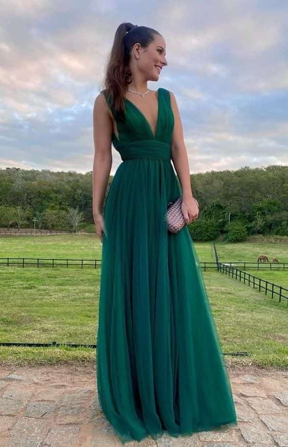  Ideia de look para casamento a tarde com vestido longo verde escuro com cintura marcada