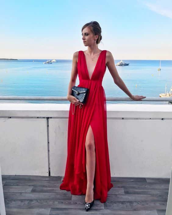 dica de look para casamento a tarde com vestido vermelho com fenda 