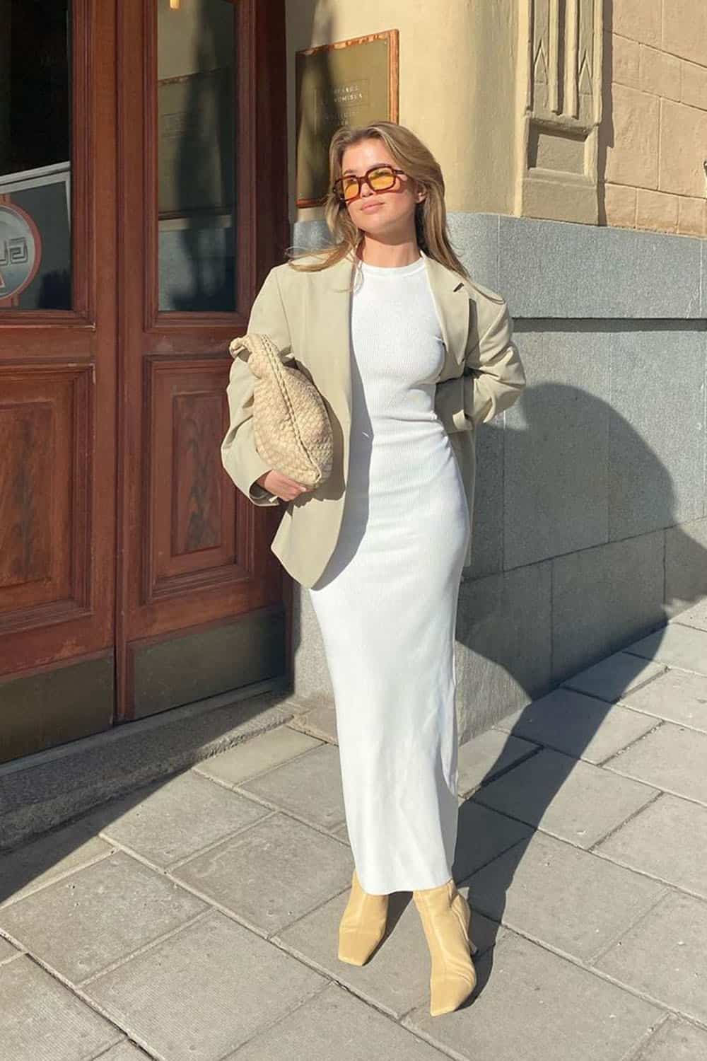 ideia de look old money com vestido longo e blazer 