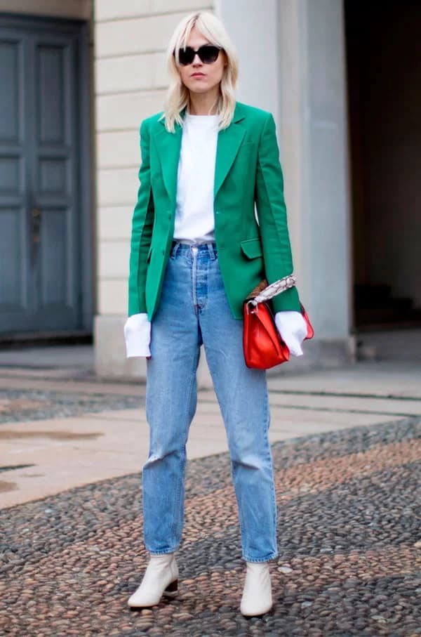 look neutro com calça jeans e blazer verde