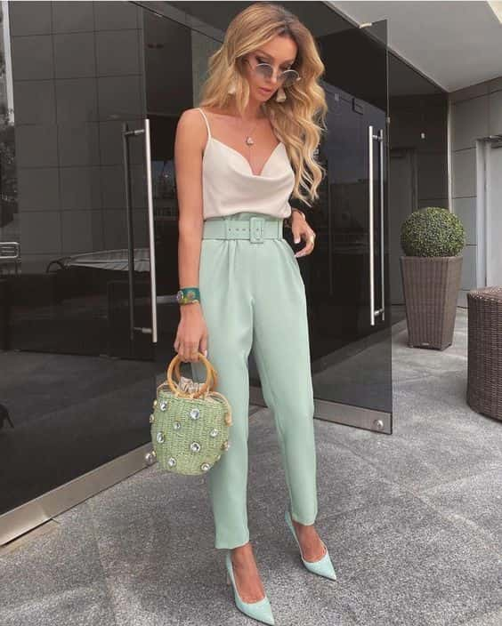 estilo old money com blusa branca sexy e calça verde menta