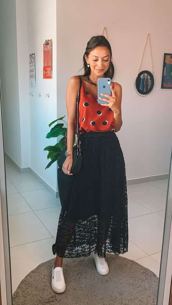 dia de look para ir ao shopping com saia preta e regata estampada