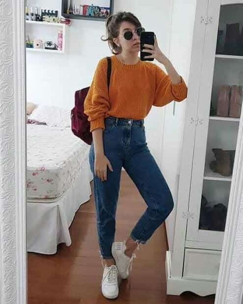 dica de look para ir ao shopping no frio com jeans e blusa laranja 