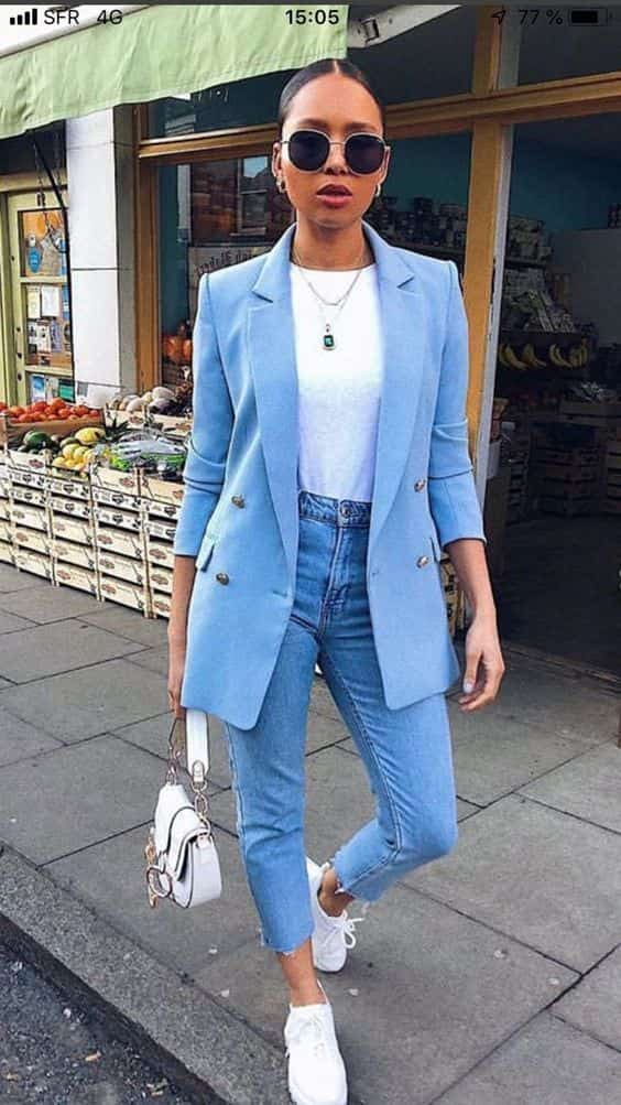 ideia de look old money com blazer azul e calça jeans