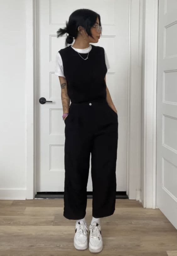 look genderless preto e branco com colete preto sobre camiseta branca