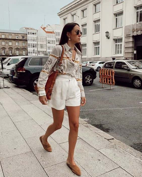 ideia de look para ir ao shopping a tarde com mule e shorts branco