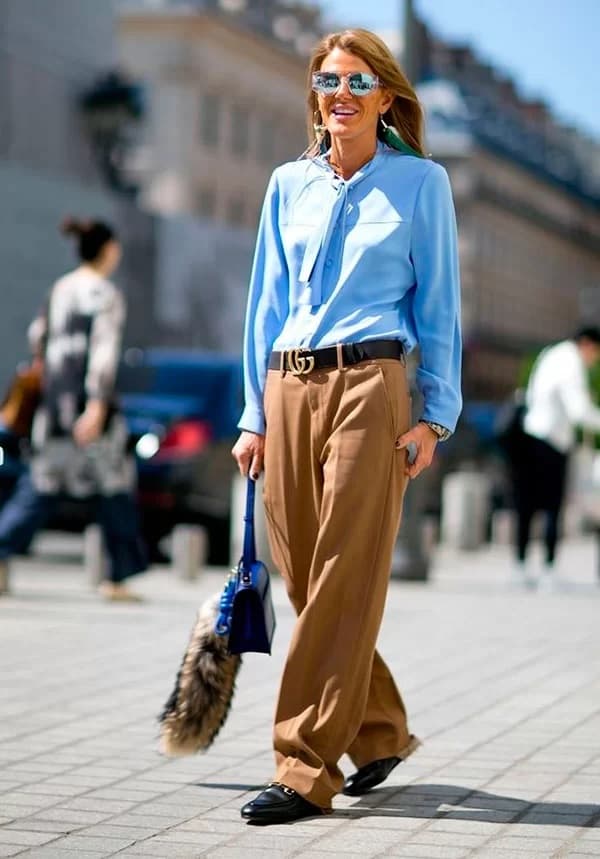 Look confortável e neutro com camisa azul e calça caqui 