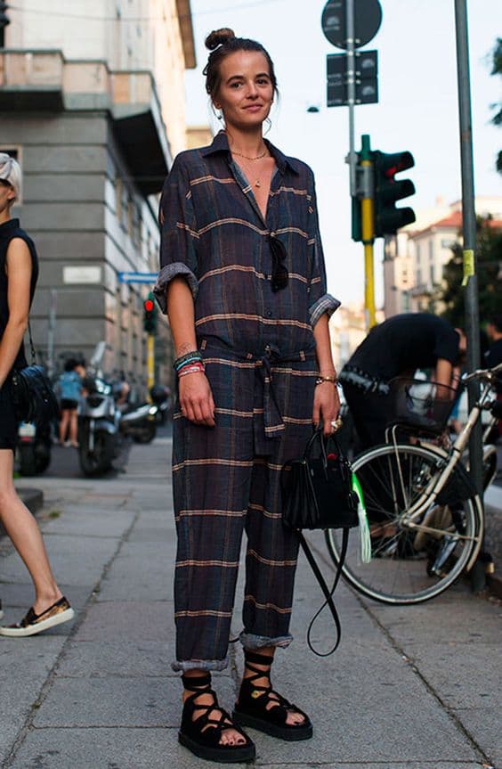 look genderless com macacão xadrez confortável