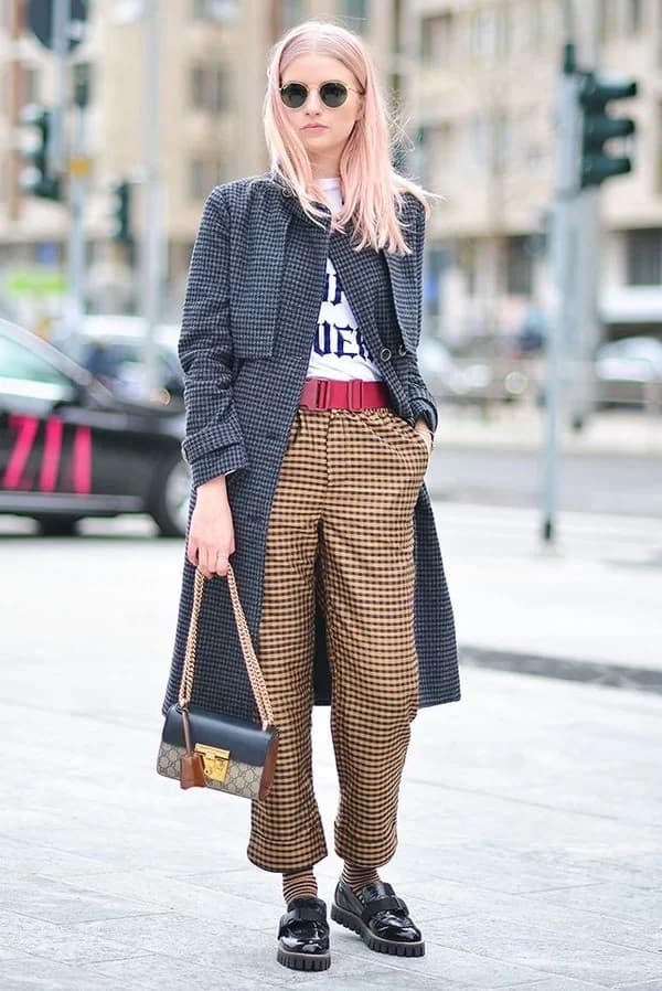 look genderless com calça e casaco longo xadrez