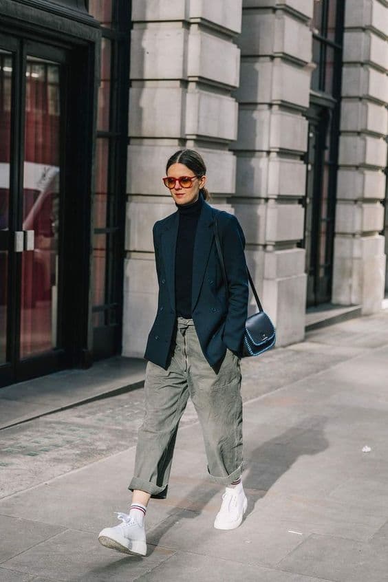 look genderless fashion com blazer verde escuro e tênis branco