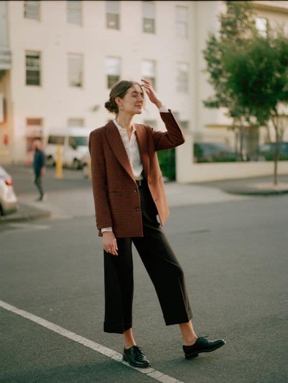 Look genderless com blazer reto marrom e sapato oxford preto