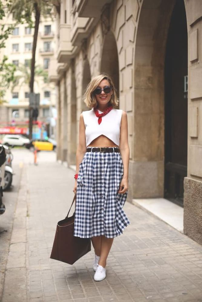 look para ir ao shopping com saia midi xadrez e tênis