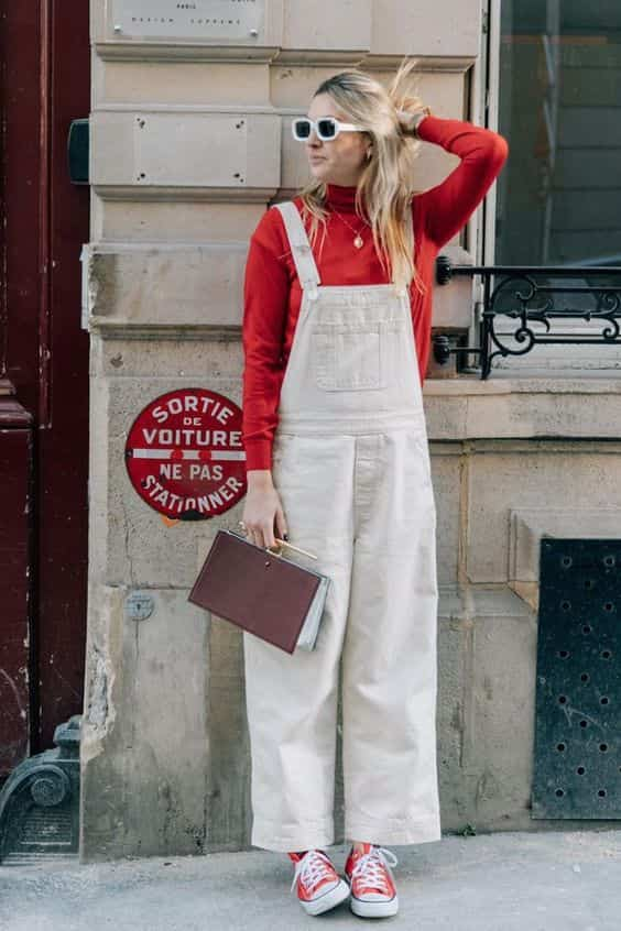 look para ir ao shopping com tênis vermelho jardineira bege 