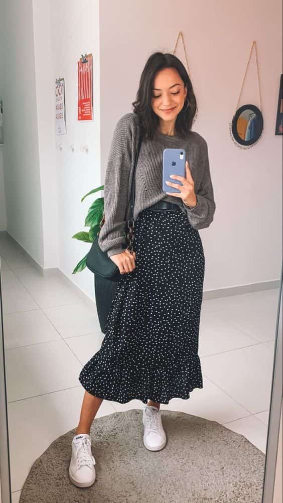 look para ir ao shopping no frio com saia midi e suéter cinza 