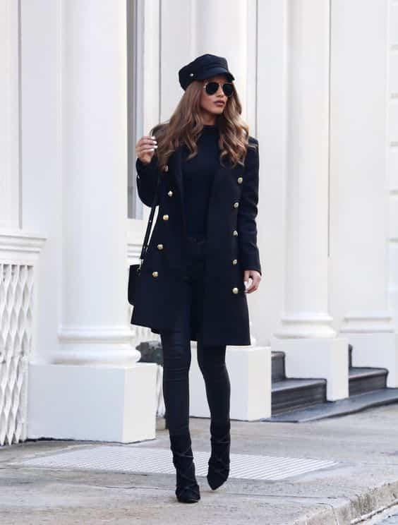 look todo preto para estilo old money feminino com saco preto de botões e boina 