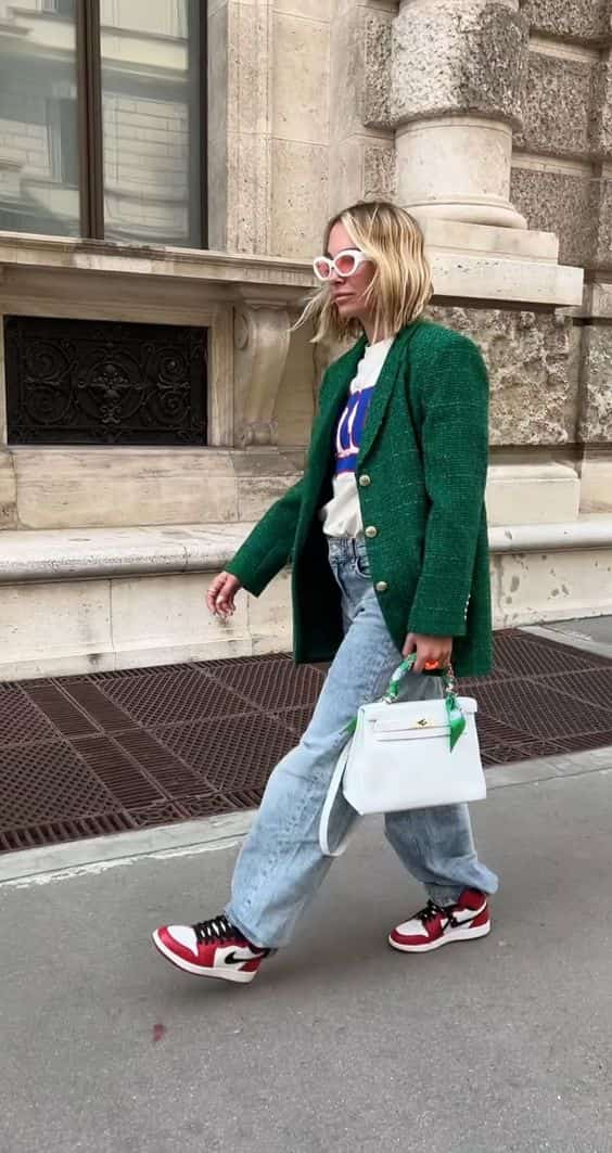 look estilo urbano com jeans e blazer verde