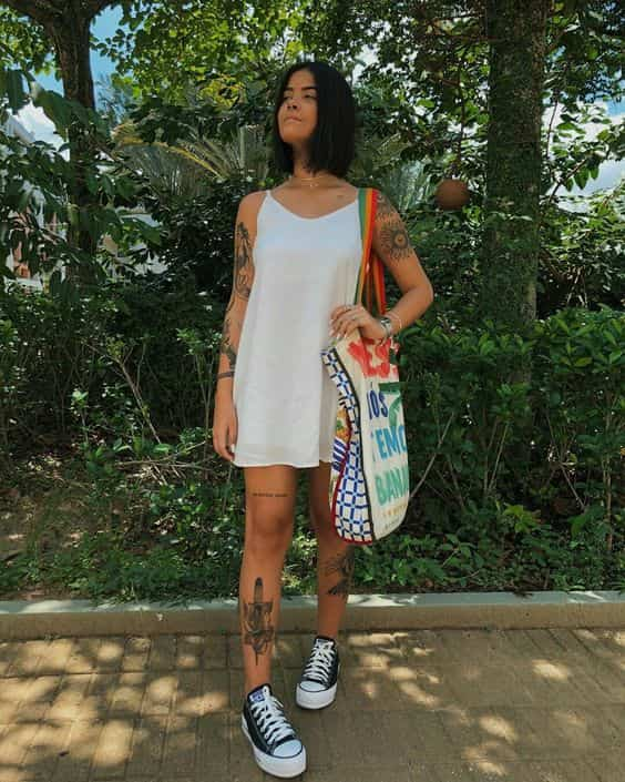 vestido branco simples como look para ir ao shopping a tarde no verão 