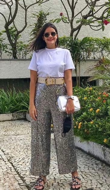 Look básico com calça de paetê prata e camiseta branca 