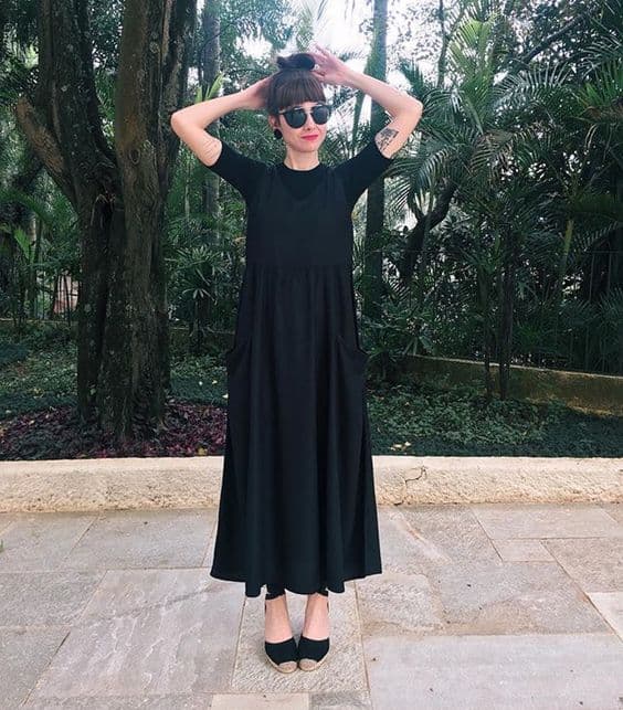 look todo preto feminino com camiseta e vestido longo