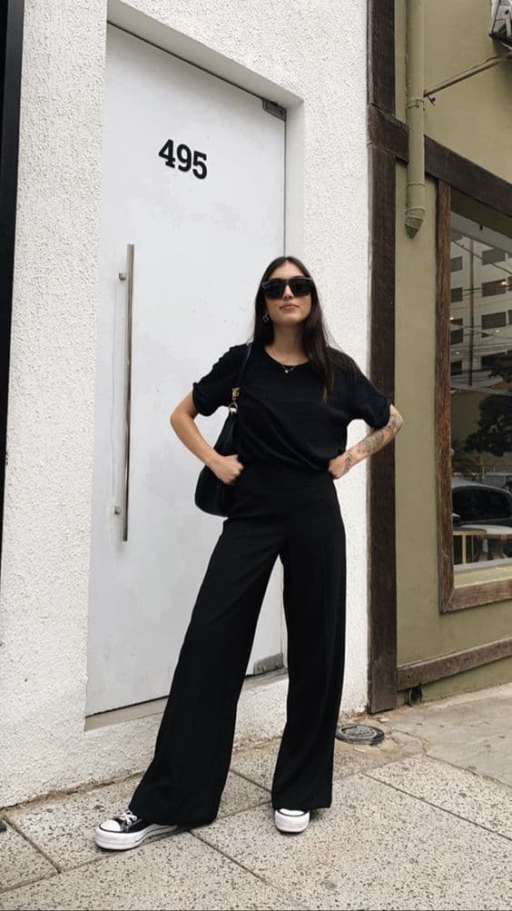 look todo preto com camiseta e calça básica