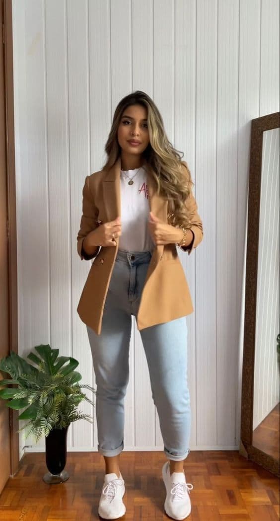 blazer bege para look para entrevista de emprego com calça jeans