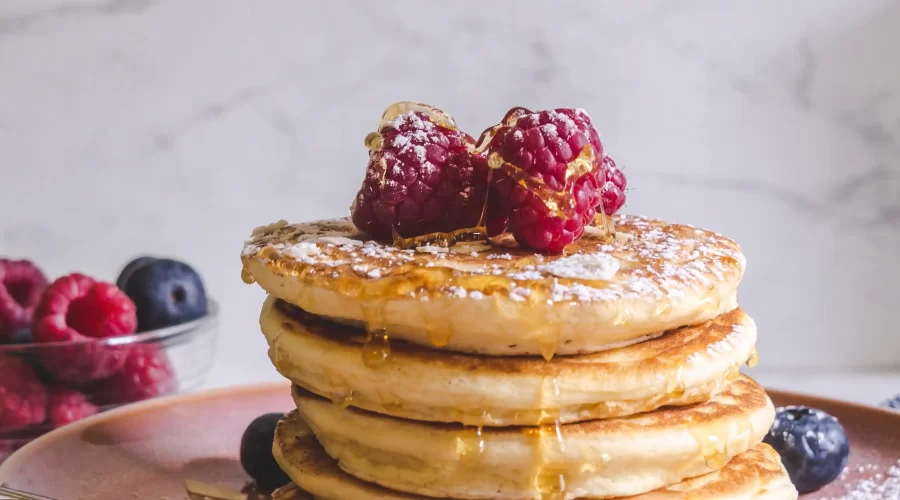 como fazer panqueca americana doce servida com frutas