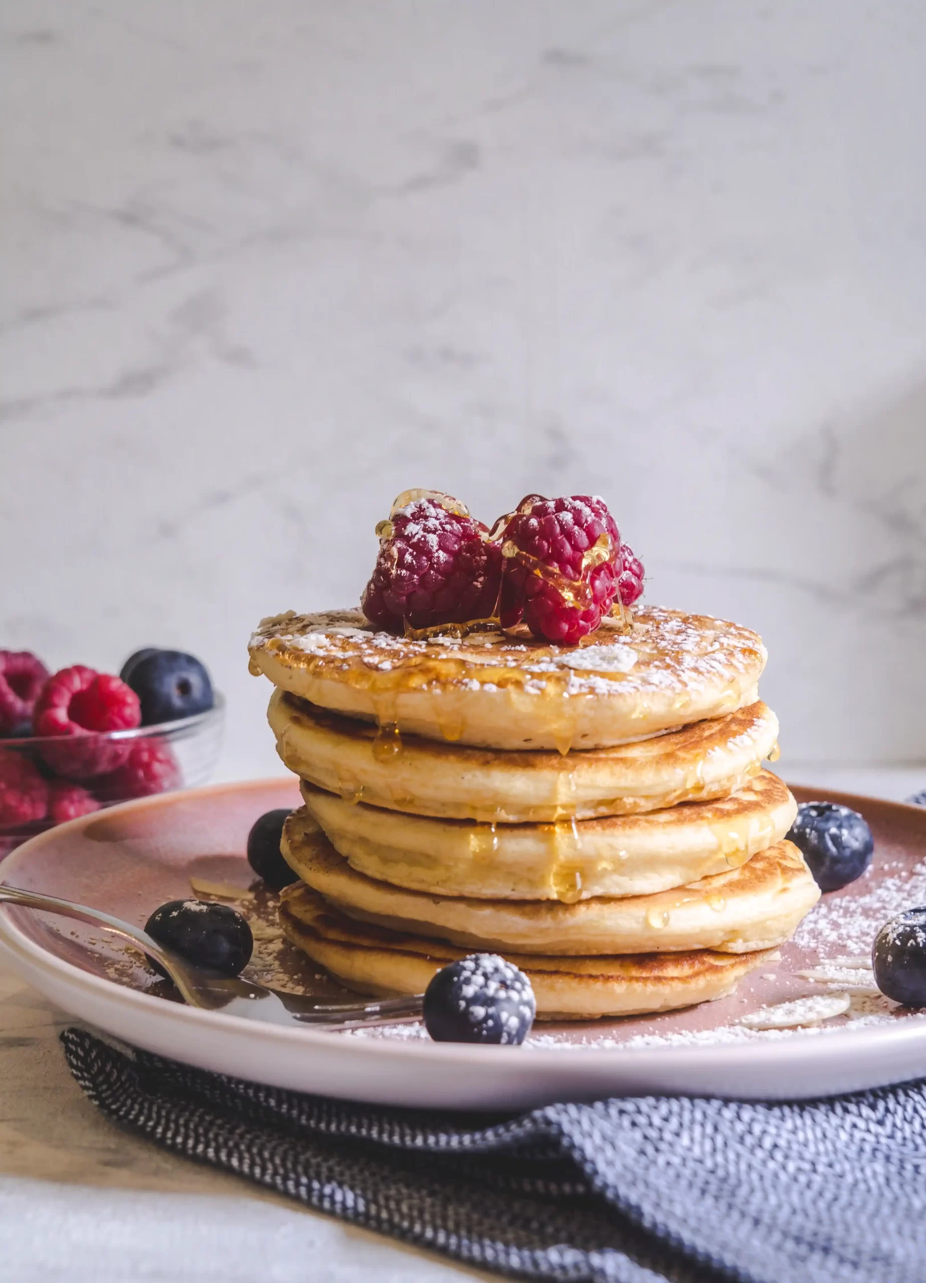 como fazer panqueca americana doce servida com frutas