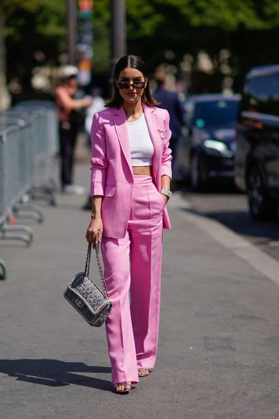 como usar cropped com conjunto de alfaiataria rosa