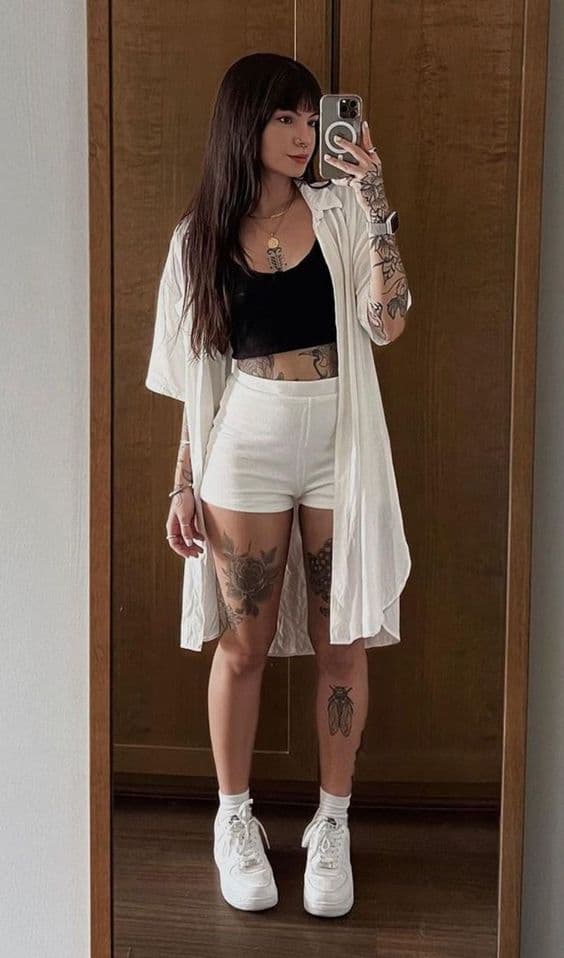 como usar cropped com shorts e camisa alongada