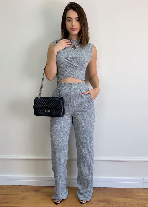 conjunto cinza com calça e cropped com textura