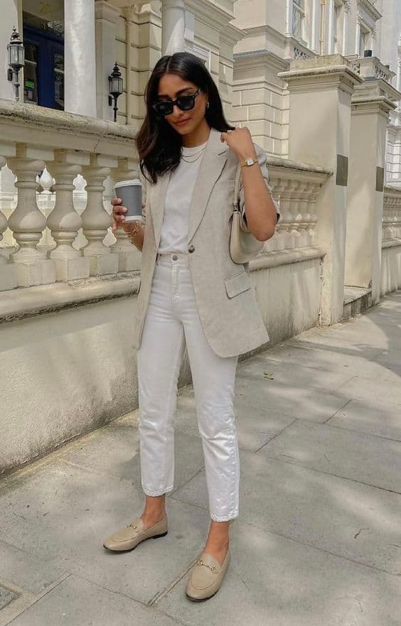 cores neutras para look para entrevista de emprego com calça branca e blazer bege 