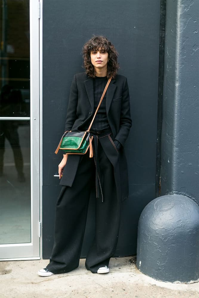 look todo preto para estilo genderless com blazer e calça ampla 