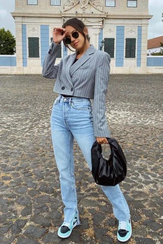 ideia de como usar blazer cropped com calça jeans 