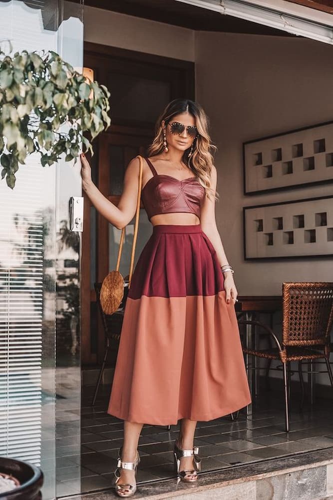 ideia de como usar cropped de forma elegante com saia midi 