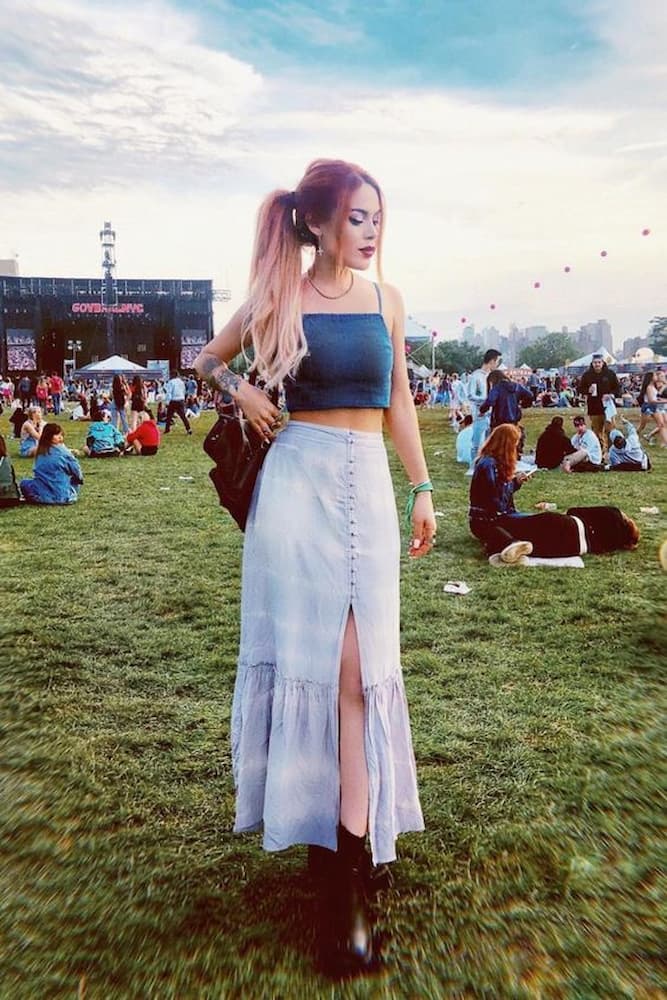 look de festival com saia midi e cropped