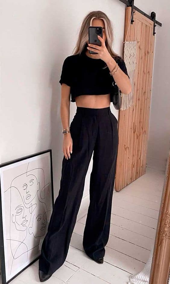 look todo preto com camiseta cropped