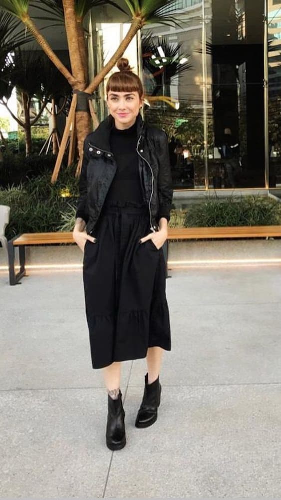 look todo preto com vestido midi bota e casaco de couro