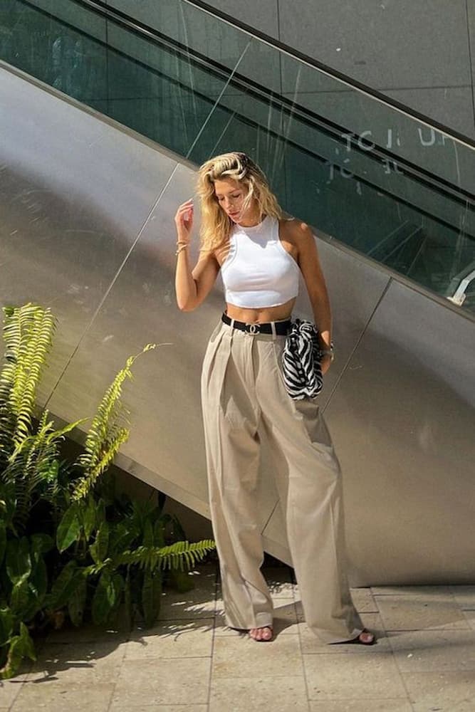 look básico com cropped branco e calça bege com pregas