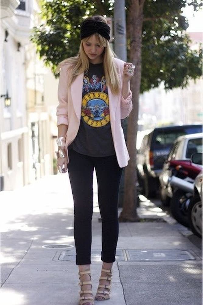 look com camiseta de banda de rock e blazer nude